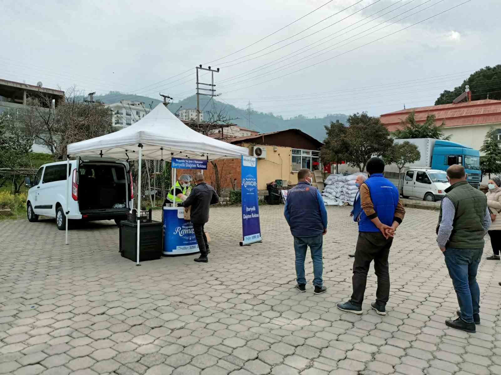 BÜYÜKŞEHİR HER GÜN BİR İLÇEDE İFTAR STANDI KURUYOR